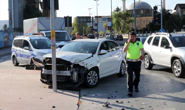 Beyoğlu'nda polis midibüsü otomobille çarpıştı