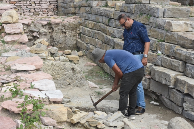 Tieion Antik Kenti'ndeki demir ocağı gün yüzüne çıkarılıyor