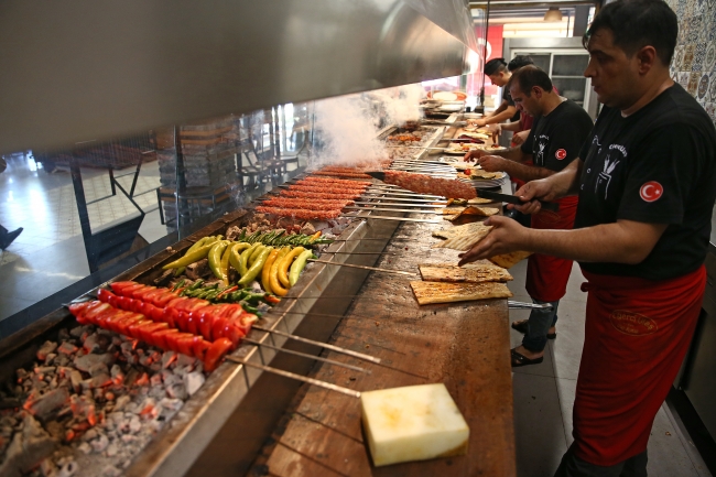 Kebabıyla ünlü Adana'nın adının Guinness Rekorlar Kitabı'nda yer alması için çalışmalar hummalı şekilde sürüyor. Fotoğraf: AA 