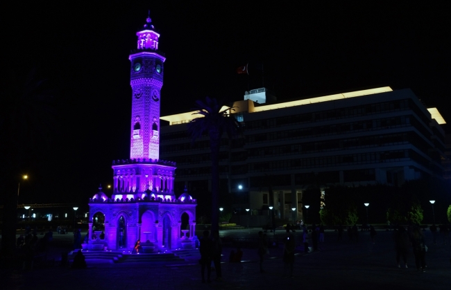 İzmir Saat Kulesi mor ışıkla aydınlatıldı