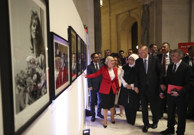 Cumhurbaşkanı Erdoğan, sergiyi gezdi ve eserlerle ilgili bilgi aldı. Fotoğraf: AA