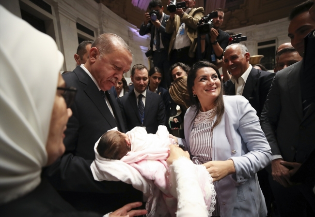 Cumhurbaşkanı Erdoğan ve eşi Emine Erdoğan, katılımcılarla sohbet etti fotoğraf çektirdi. Fotoğraf: AA