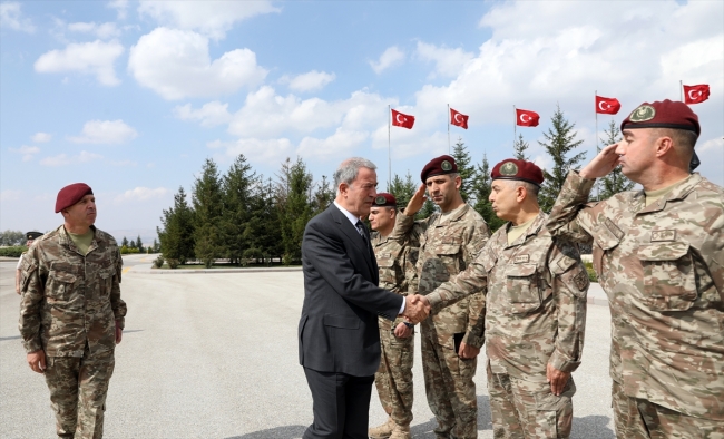 Milli Savunma Bakanı Akar’dan bordo berelilere ziyaret