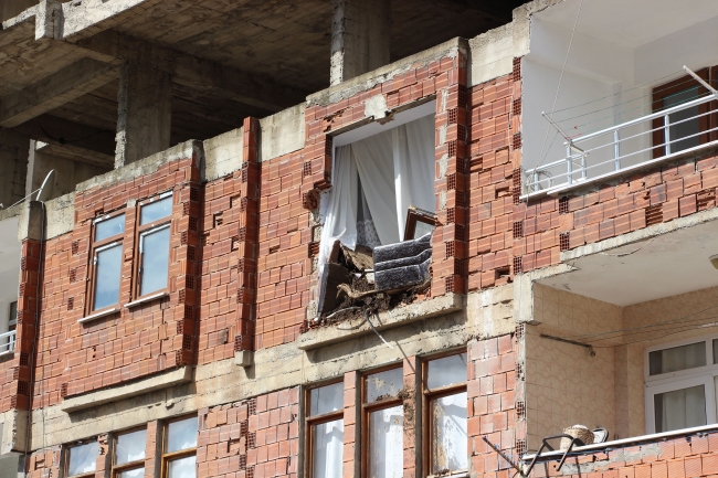 Borçka'da şiddetli yağış sebebiyle meydana gelen heyelan ve su baskınlarında zarar gören ev, iş yeri ve yollarda temizlik ve onarım çalışmaları sürüyor. Fotoğraf: AA