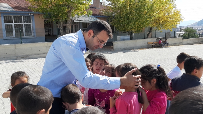 Tayini çıkan öğretmeni gözyaşlarıyla uğurladılar