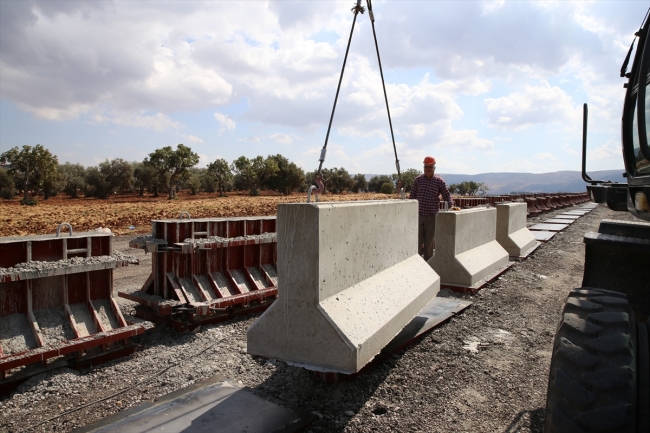 Afrin sınırına 37 tırlık beton blok sevkiyatı