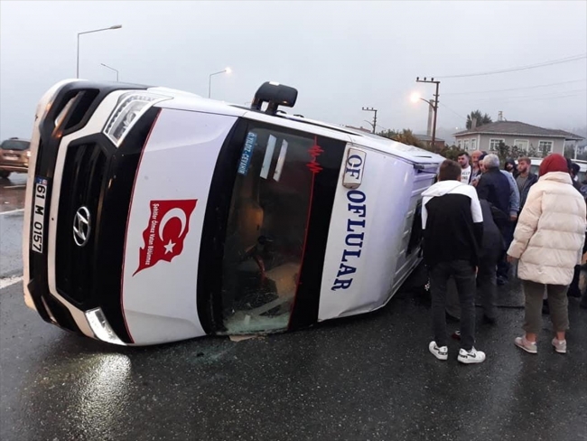 Trabzon'da yolcu minibüsü ile otomobil çarpıştı: 20 yaralı