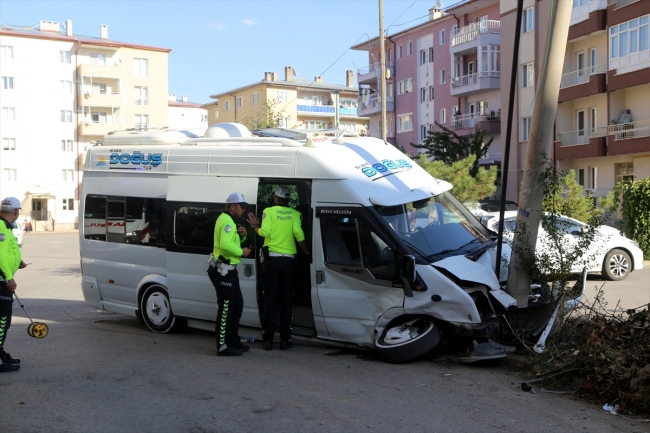 Sivas'ta öğrenci servisi ile hafif ticari araç çarpıştı: 10 yaralı