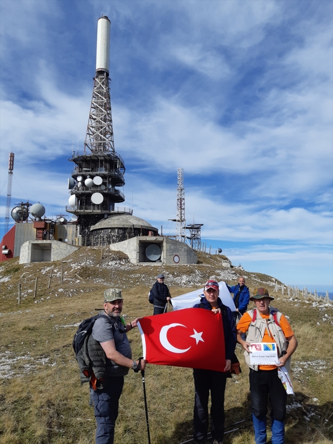 Bosna Hersek'teki Paljenik Zirvesi'nden Mehmetçiğe Türk bayraklı destek