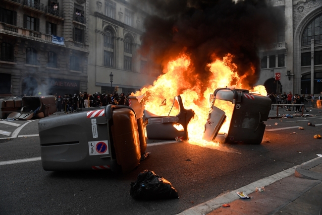 İspanya'da protestocular Barcelona sokaklarını savaş alanına çevirdi