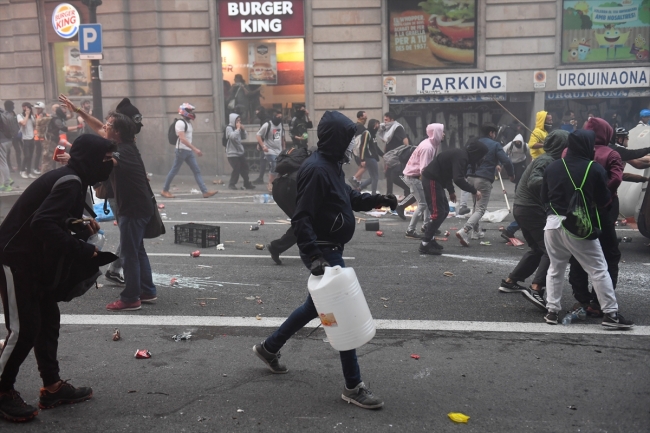 İspanya'da protestocular Barcelona sokaklarını savaş alanına çevirdi