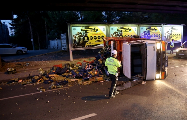 Devrilen kamyondaki meyve ve sebzeler yola döküldü