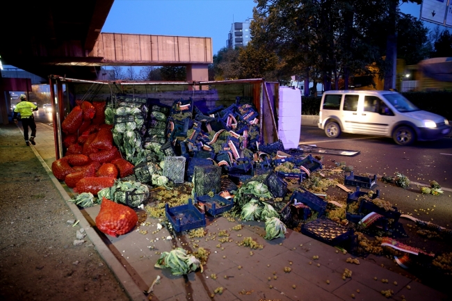 Devrilen kamyondaki meyve ve sebzeler yola döküldü