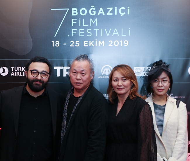 Soldan sağa: Emrah Kılıç, Kim Ki Duk ve ailesi. Fotoğraf: AA