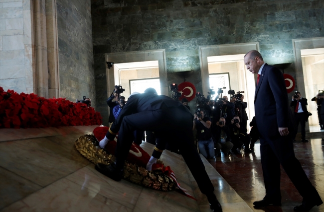 Cumhurbaşkanı Erdoğan Anıtkabir özel defterini imzaladı