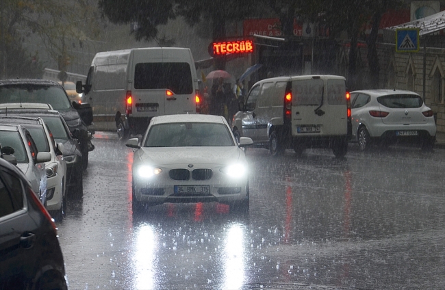 İstanbul'da beklenen yağmur başladı