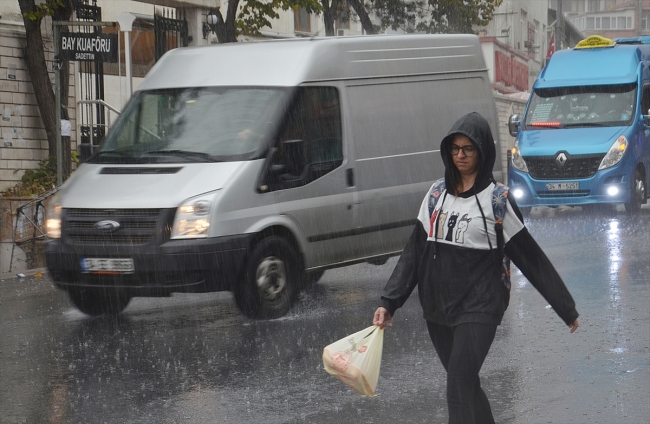 İstanbul'da beklenen yağmur başladı