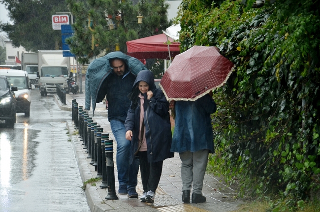 İstanbul'da beklenen yağmur başladı