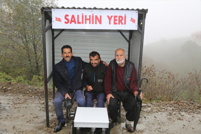 Salih artık araçlara yol kenarındaki yerinden el sallayacak