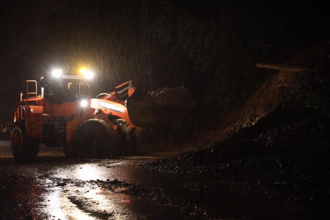 Rize'de heyelan sonucu Karadeniz Sahil Yolu'nun Artvin yönü ulaşıma kapandı