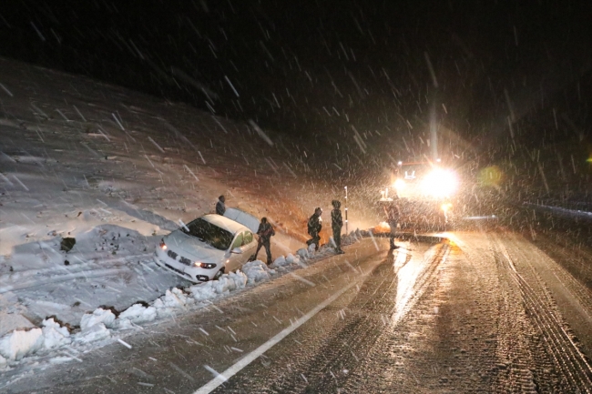 Erzincan'da etkili olan kar yağışı ve tipi, ulaşımda aksamalara neden oldu. Fotoğraf: AA