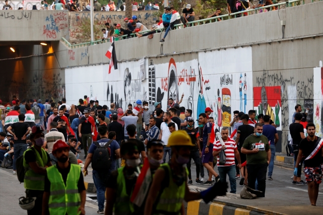 Bağdat'ta göstericiler tepkilerini duvarlara çizdikleri resimlerle ifade ediyor