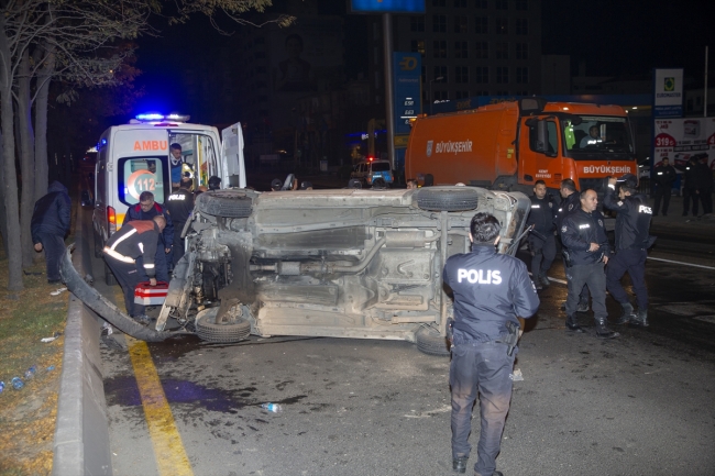 Başkentte minibüsün çarptığı polis aracı devrildi