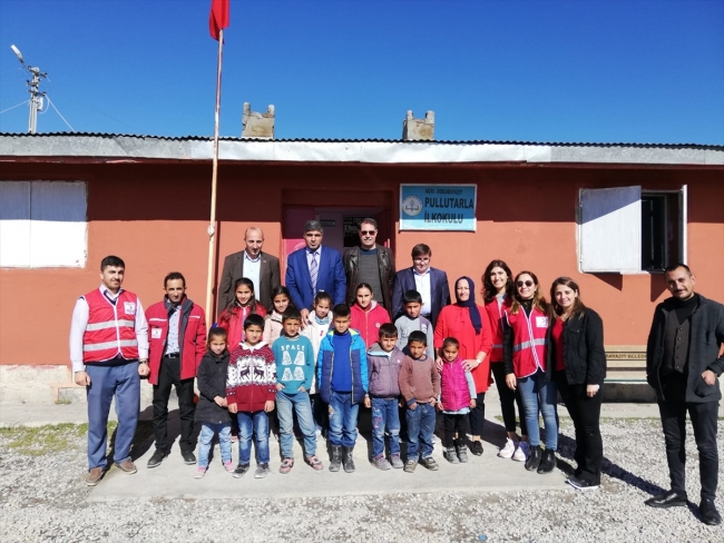 Türk Kızılayın giyecek yardımları hem çocukları hem yürekleri ısıtıyor