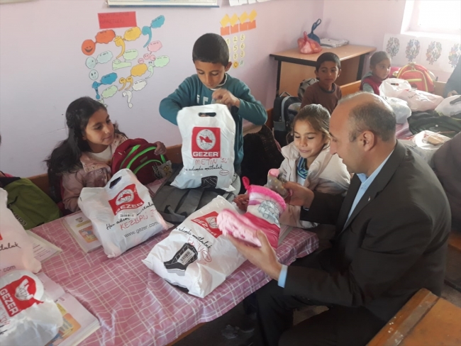 Türk Kızılayın giyecek yardımları hem çocukları hem yürekleri ısıtıyor