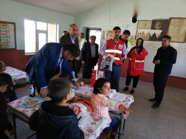 Türk Kızılayın giyecek yardımları hem çocukları hem yürekleri ısıtıyor