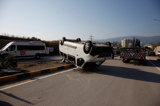 Hatay'da öğrenci servisiyle otomobil çarpıştı