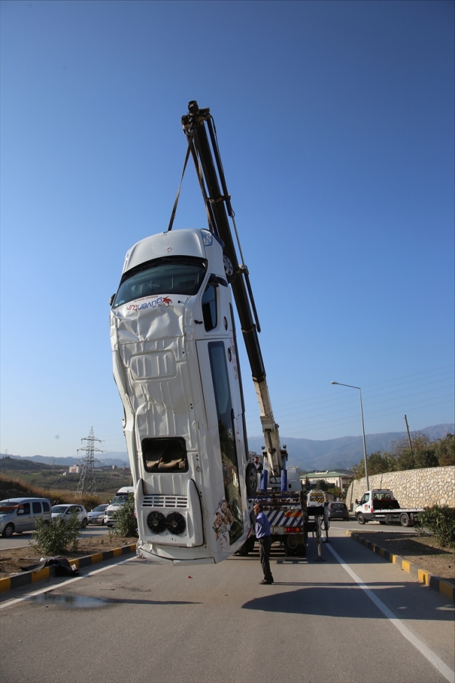 Hatay'da öğrenci servisiyle otomobil çarpıştı