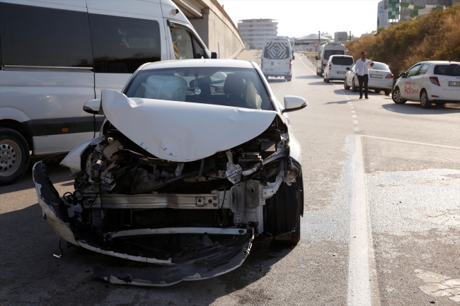 Hatay'da öğrenci servisiyle otomobil çarpıştı