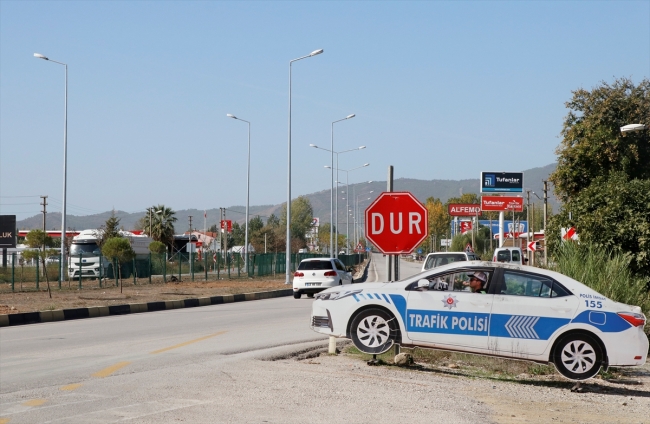 Maket trafik aracının tepe lambası ve aküsünü çaldılar