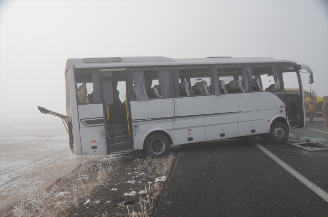 Kars'ta sis ve buzlanma nedeniyle zincirleme kaza: 12 yaralı