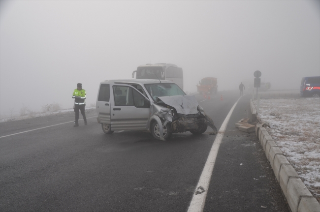 Kars'ta sis ve buzlanma nedeniyle zincirleme kaza: 12 yaralı