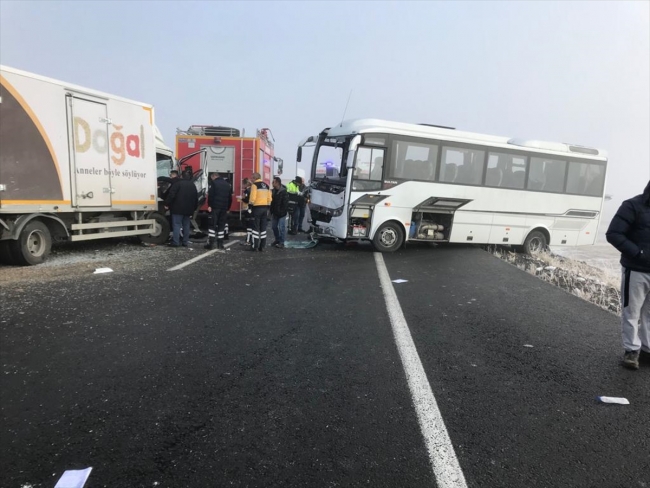 Kars'ta sis ve buzlanma nedeniyle zincirleme kaza: 12 yaralı