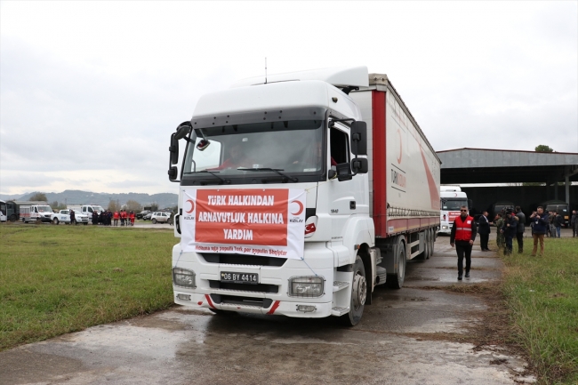 Türkiye'nin ikinci yardım uçağı Arnavutluk'a indi