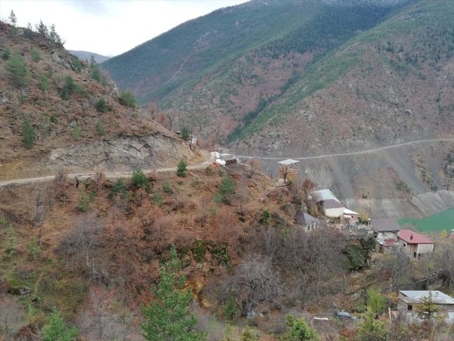 Gümüşhane'de tünel çalışmaları sırasında mahalle yolunda göçük oluştu