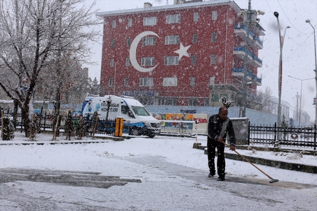 Van'da 33 yerleşim biriminin yolu kapandı