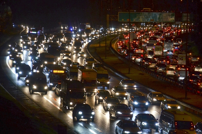 İstanbul'da yağış nedeniyle trafik yoğunluğu oluştu