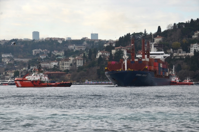 İstanbul Boğazı'nda bir yük gemisi kıyıya çarptı