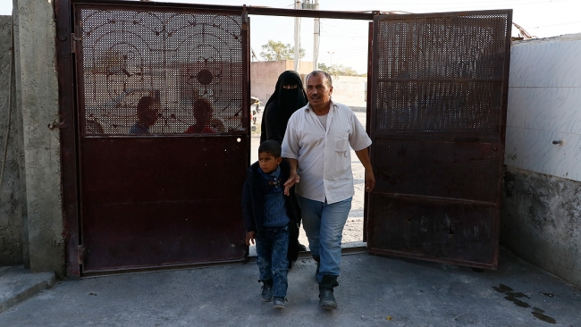 Tel Abyad'a dönen mutluluk ve hüznü bir arada yaşıyor. Fotoğraf: AA