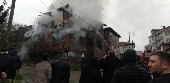 Düzce'de tarihi konak yandı