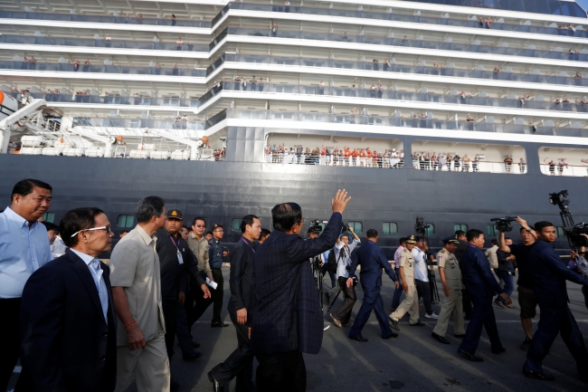 Kamboçya Başbakanı Hun Sen, ''Westerdam''ın yolcularını karşıladı. 14 Şubat 2020 | Fotoğraf: Reuters