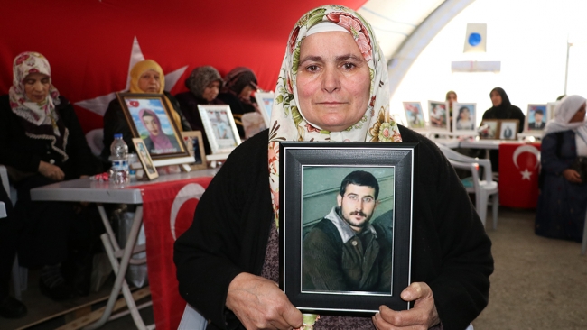 Adıyaman'ın Kahta ilçesinden oğlu Şükrü için gelen anne Saadet Kartal da oturma eylemine dahil oldu.