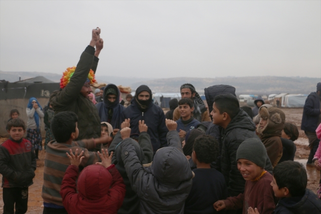 İdlib'de "yağmur çamur demeden" yapılan futbol maçı, çocukların yüzünü güldürdü