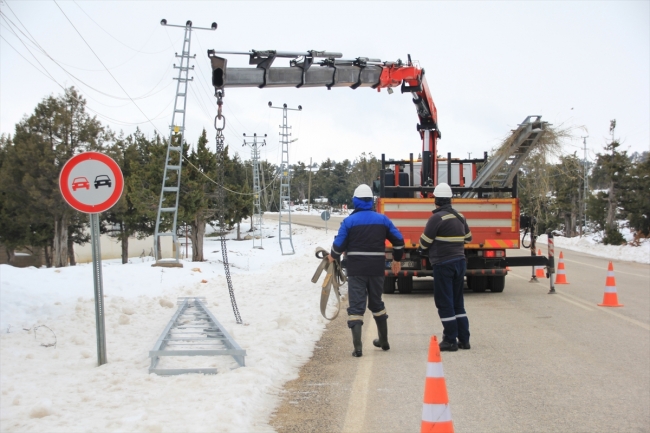 Mersin'de kar ve fırtına nedeniyle 27 mahalle elektriksiz kaldı