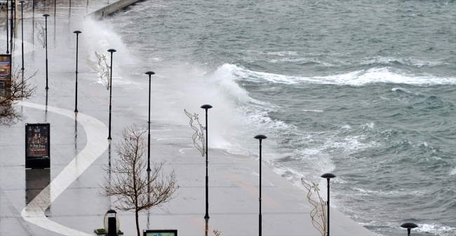 Çanakkale'de fırtına deniz ulaşımını aksatıyor