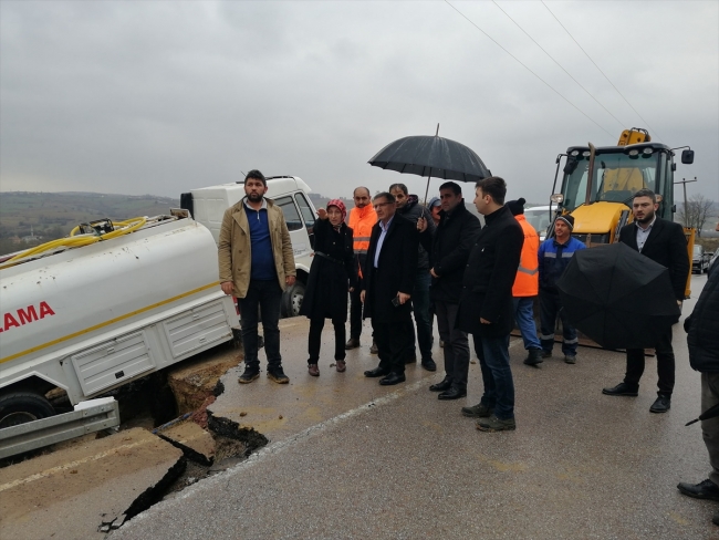 Kocaeli'de aşırı yağış nedeniyle yol çöktü